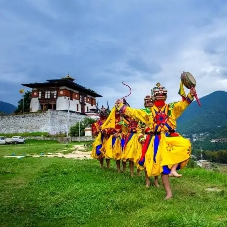 thimphu_bhutan_by_castle_and_king